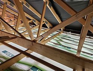 Zateplení stropu dřevostavby pomocí foukané izolace